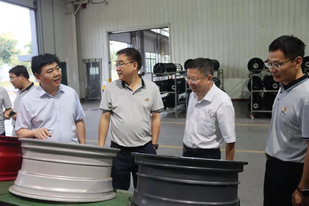 Xu Wanqiang and his party visited the production workshop